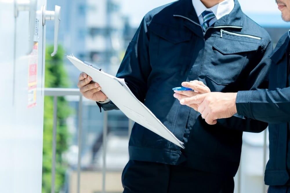 クリップボードをもとに説明するコンサルタント