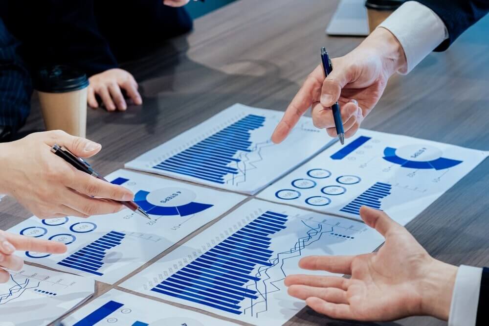 グラフをもとに説明するコンサルタント