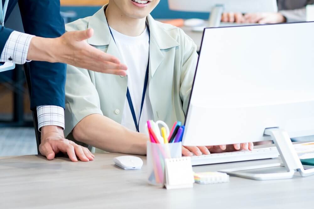 ITツールの使い方を教えるコンサルタント